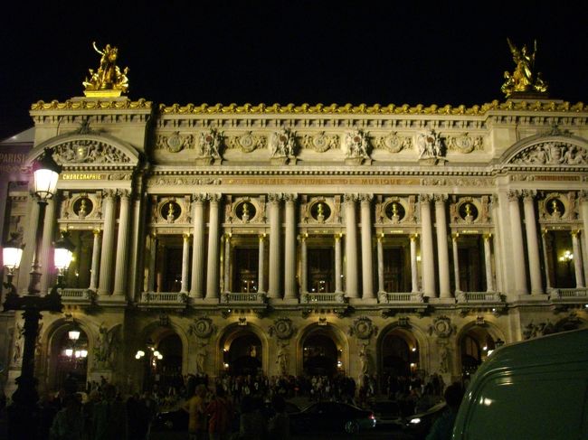 夜に見るガルニエは、素敵ですね。<br />屋根の両脇には、神ミューズの黄金の像。<br />また、観にきたいな。