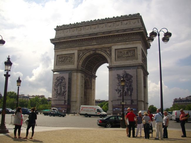 ヴェルサイユからパリに戻ってきたら、凱旋門へ。<br />立派ですねー。<br />最上部の展望台へ行きましょう。