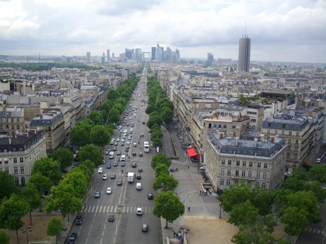 展望台からは、放射状に伸びている大通りを美しく眺める事ができます。<br />遠くには、新凱旋門が見えます。