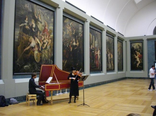 ルーブル美術館へやって来ました。<br />この日、大きな展示室で演奏会が行われてました。<br />美しい音楽を聞きながら、素晴らしい美術品を鑑賞するって最高です。