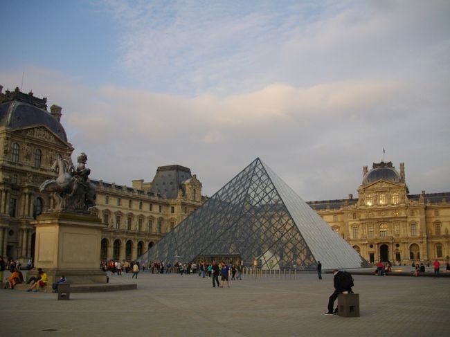 かつての王宮、ルーブル美術館は、建物も素敵です。