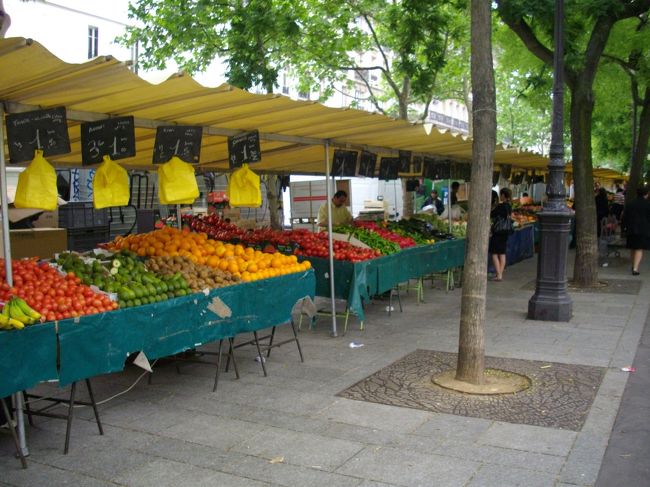 バスチーユ広場近くのマルシェへ行きました。<br />食品や衣服、雑貨なんでもあります。<br />スーパーより少し安いような気がしました。<br />見て回るだけでも楽しかったです。
