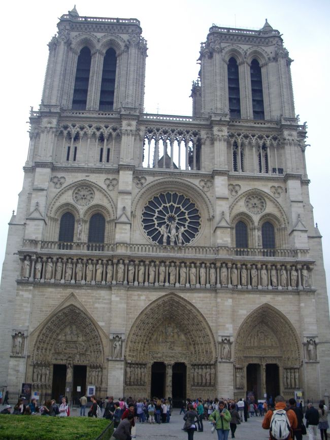 ノートル･ダム大聖堂です。<br />聖堂内部は、荘厳な雰囲気が漂います。<br />