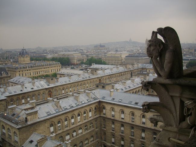 クリプトに上りまーす。<br />少々、天気が良くありませんが、パリの街を一望できました。<br /><br /><br />あなたは、パリの街を見守ってるのぉ？？？