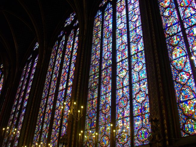 パリ最古のステンドグラスは、とても素晴らしい。<br />太陽が動くにつれてステンドグラスが異なる表情を見せます。