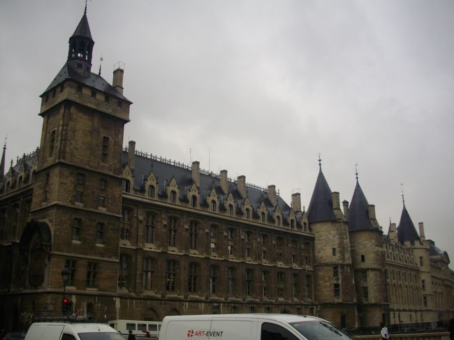 マリー･アントワネットも幽閉されたコンシェルジュリです。<br />ギロチンへの待合室と呼ばれる牢獄。