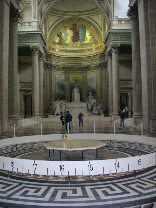 内部の中央には、大きな振り子がありました。