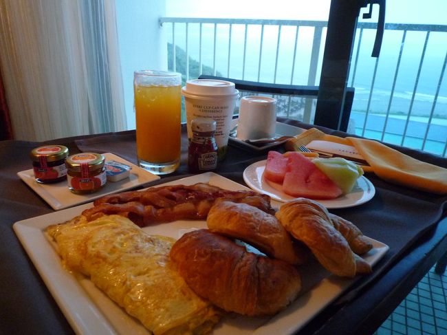 ２日目の朝<br /><br />外はさえない天気<br /><br />とりあえず昨日の夜オーダーしておいた<br />ルームサービスの朝食が届いた<br /><br />いつもは慌しい朝<br /><br />旅行中ぐらいは贅沢にのんびり過ごしちゃいます。<br /><br />っにしてもこれで１人分！<br />１９ドルだったと思うから安いかも☆