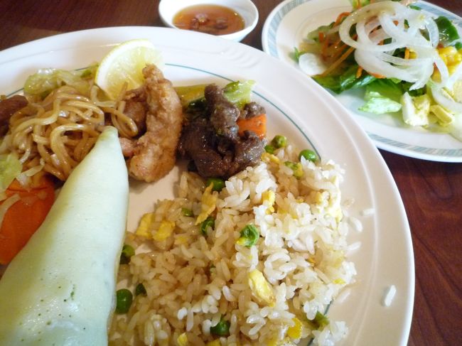 レストランでブッフェの昼食<br /><br />この後、マイクロネシアモールで解散<br /><br />でも夜からマジックディナーショーを予約してたので<br />モールでは降りずにホテルまで送ってもらいました