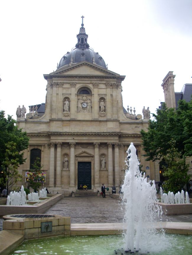 ソルボンヌ大学です。<br />13世紀半ばに創られた学校。<br />素敵な建物でした。