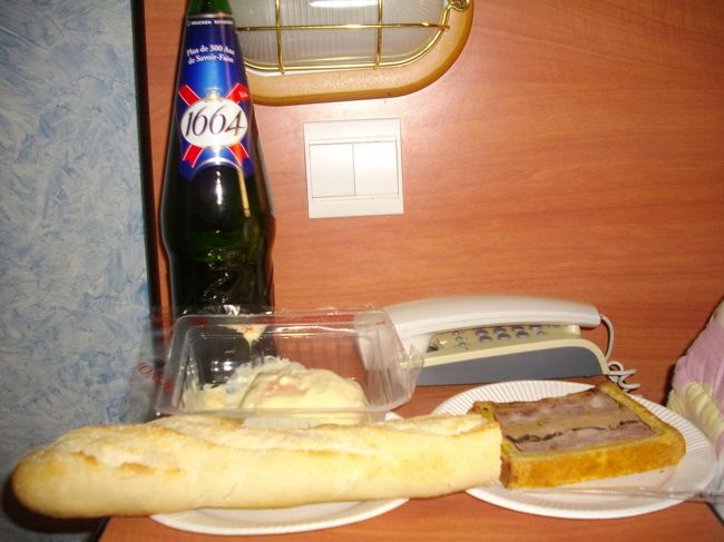 外食するのが面倒な気分になったので、スーパーの惣菜コーナーで、パテのパイ包みとカニ身のサーモン包みを購入。<br />フランスビール1664といっしょに頂きました。<br />どれも美味かったです(　´∀｀)bｸﾞｯ!