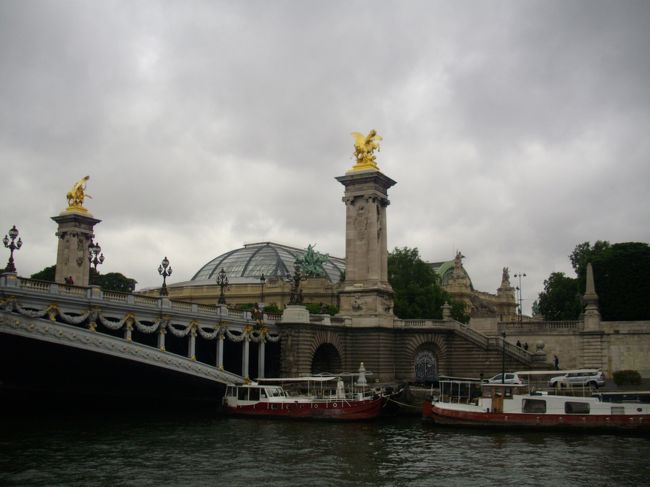 アレクサンドル3世橋とグラン･パレです。<br />船から眺める方が美しいですね。