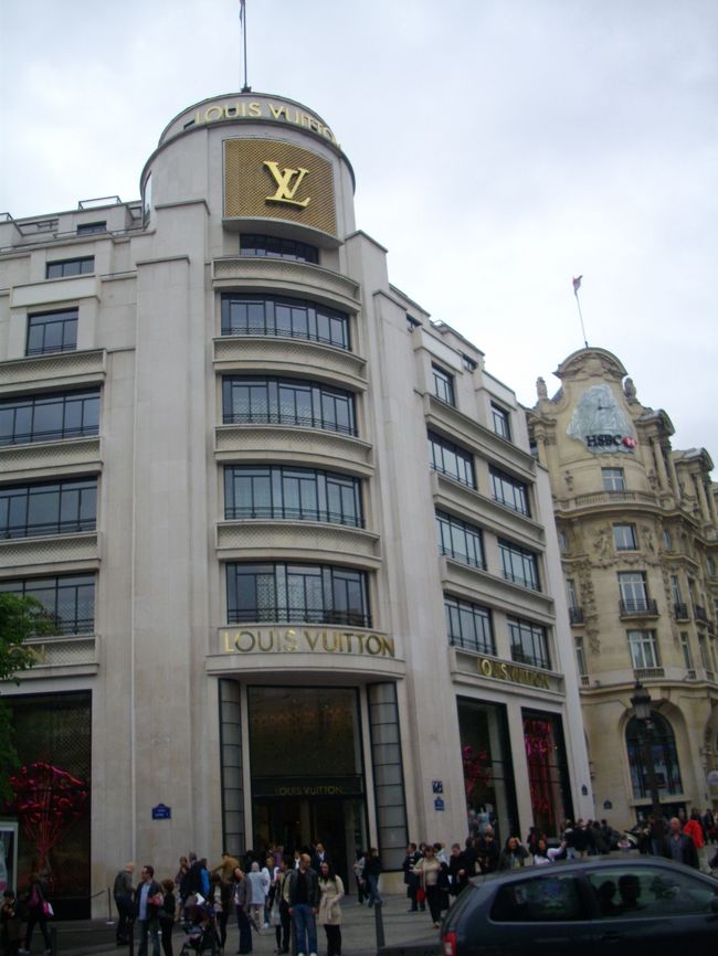 最終日は、のんびぃ〜り過ごしましょう。<br />クルーズの後は、シャンゼリゼ通りを散策。<br />ルイ･ヴィトン本店！<br />店内は、人！人！人！<br />大賑わいヽ(´ー｀)ノﾊﾞﾝｻﾞｰｲ