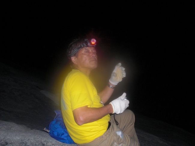 ヘッドランプの明かりとガイドに足元。