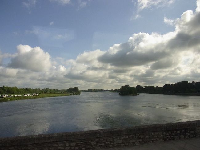 バスの車窓から見たロワール川