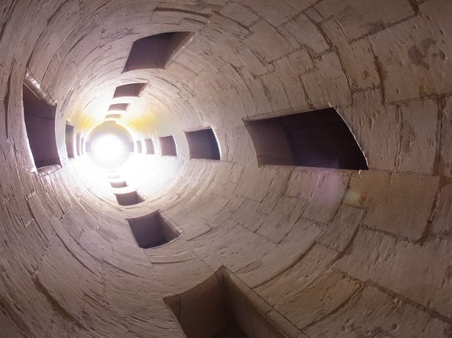 螺旋階段の真下から見上げた図