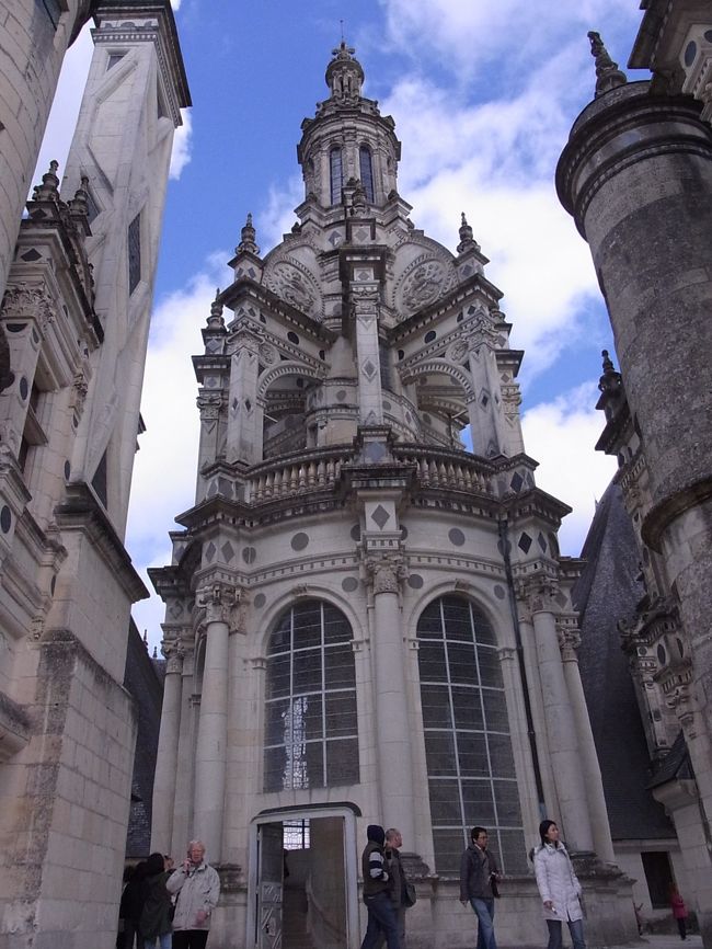 遠くから見ると丸い感じでやわらかい印象が<br />ありますが屋根の部分は装飾がたくさん施されています。