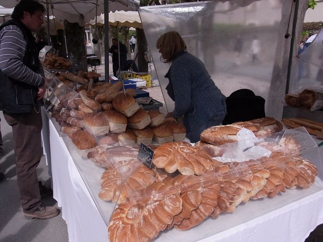 お城の手前でちっちゃなマルシェ。<br />パンおいしいんだろうな〜