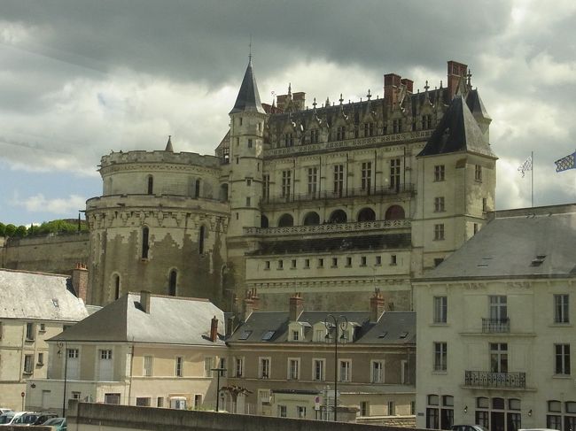 車窓からの見学となったChateau d'Amboise。<br />ダヴィンチのクロ・リュッセとつながっているのが<br />このお城です。