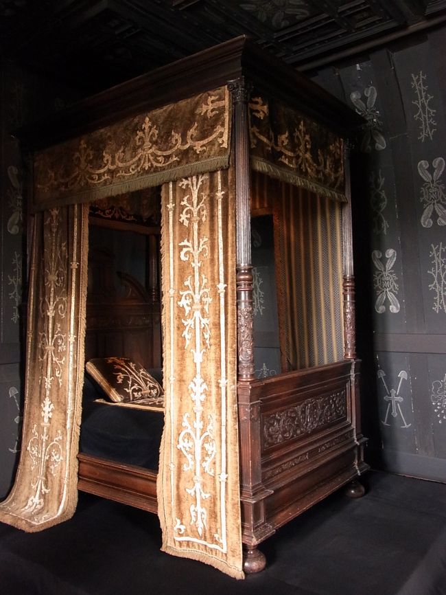 ルイーズ・ド・ロレーヌ＝ヴォーデモンの寝室 <br />夫アンリ3世が亡くなってから寝室を真っ黒にし<br />生涯喪服に身を包み生活していたそうです。