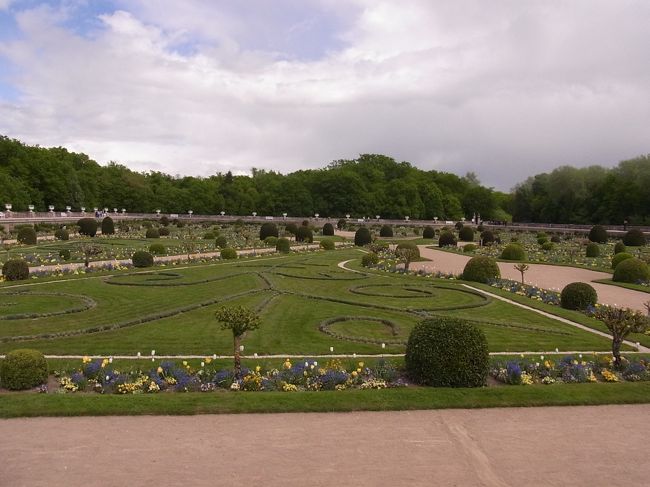 こちらがディアーヌ・ド・ポワティエの庭園！<br />シェール川の増水による被害を受けないように、一段土地を高くしてつくられているそうです。<br />