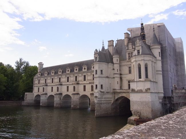 もろに川の上に立てられているお城。