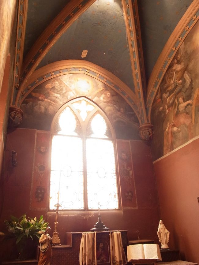 クロ・リュッセの中にも立派なチャペルがありました。<br />見づらいですが壁画もしっかりと施されています。