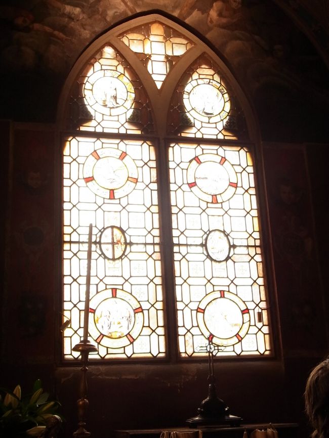 クロ・リュッセのチャペルのステンドグラス。<br />