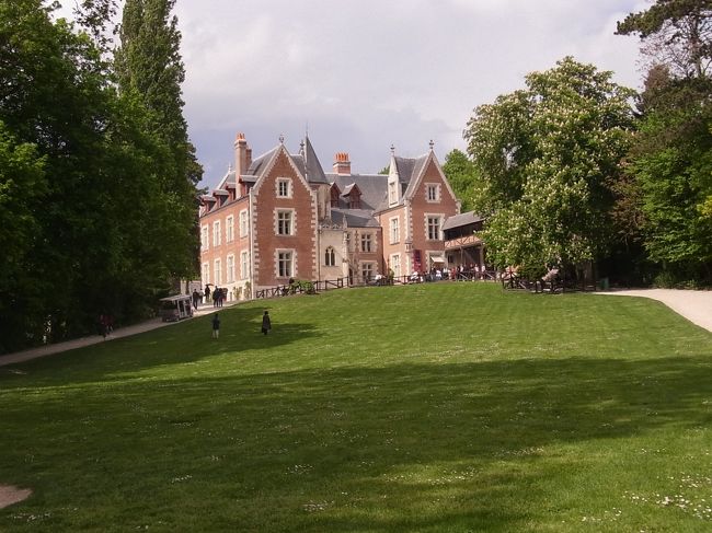 Chateau du Clos Luceの全貌です。<br />マロニエの木がよく似合います。