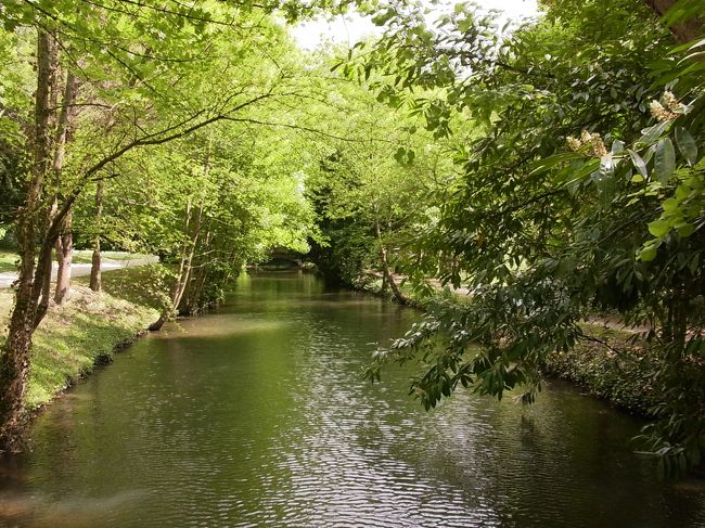 クロ・リュッセのお庭。<br />川が流れていてのんびりできます。