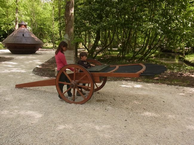 クロ・リュッセのお庭は子供達の遊び場と<br />化していました。<br />きっとダヴィンチも喜んでいることと思います。<br /><br />これは同時にいろいろな方向に撃てる鉄砲だったかな・・・<br />発想が意外と庶民的で親近感が沸きますｗ