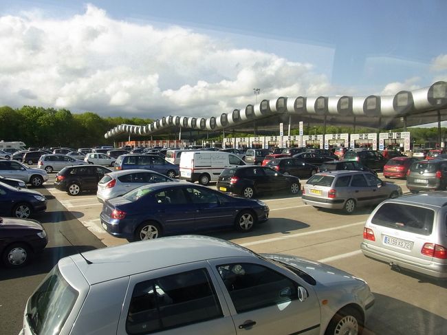 帰途に着きます。<br />高速の料金所の景色は日本と変わりませんｗ