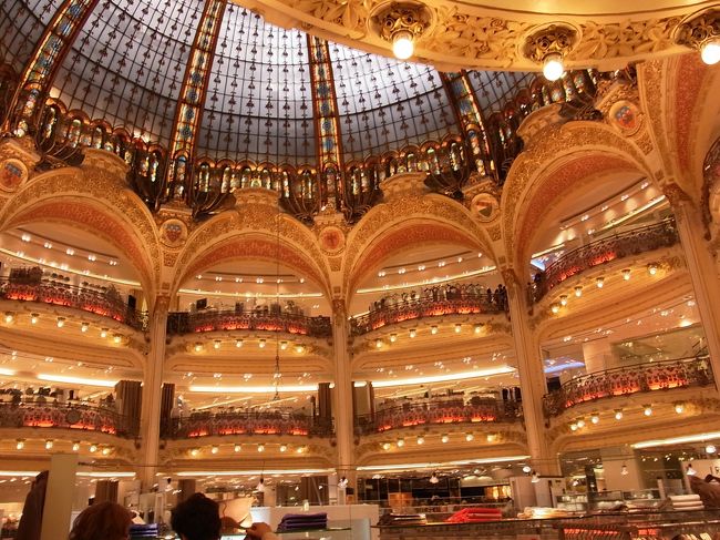 ホテルのすぐそばにあるGaleries Lafayette<br />やっぱこの内装はいつ見ても感激します♪