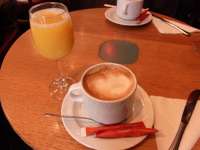 朝はカフェでカフェオレがパリジェンヌスタイル？ｗ