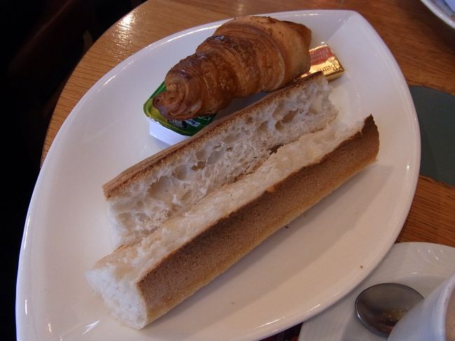 クロワッサンとバゲット。<br />この写真だけみると質素な感じがしますが<br />どちらもびっくりするほどおいしいんです！！！<br />ベーコンもスクランブルエッグも必要ない<br />そのままでおいしいパンの朝食('-'*)