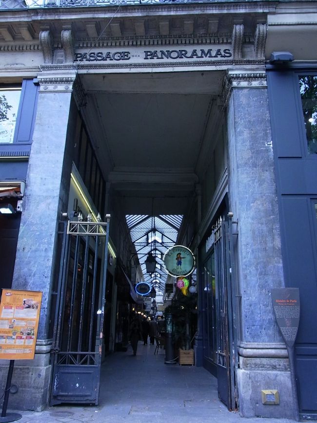 こちらはパサージュ・パノラマ。<br />カフェやレストランの多いパサージュでした☆