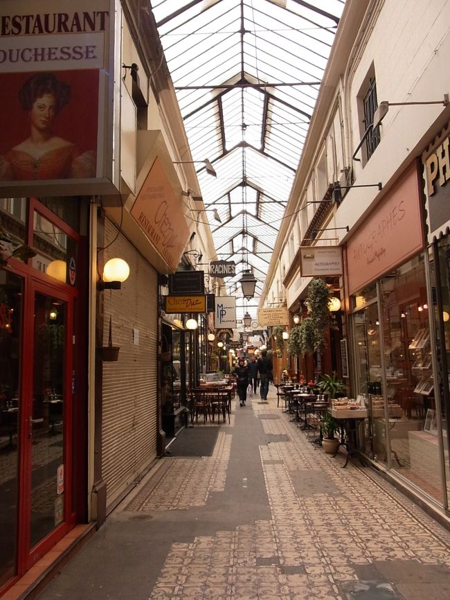 買い物するわけでもなく食事をするわけでも<br />ないですが、歩いてるだけで楽しいパサージュ♪