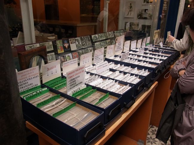 こちらはパサージュの中でみつけた古い写真や絵葉書<br />を売っているお店。<br />『世界ふれあい街歩き』にも出てきたお店です♪<br /><br />周りには古い切手を売っているお店なんかもありました。