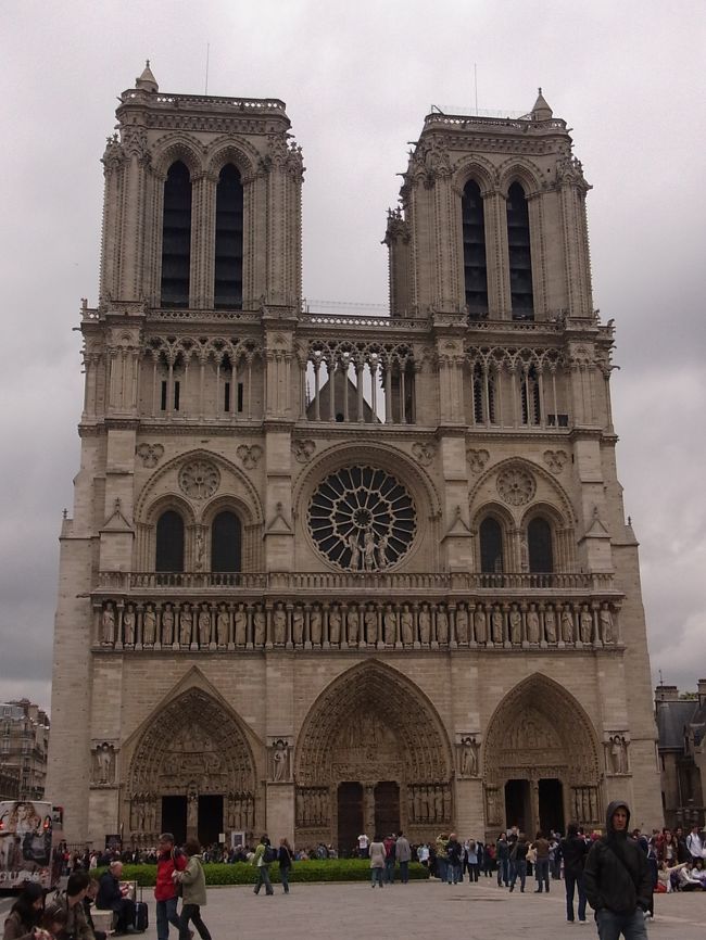 シテ島にやってきました！<br />ノートルダム大聖堂です♪