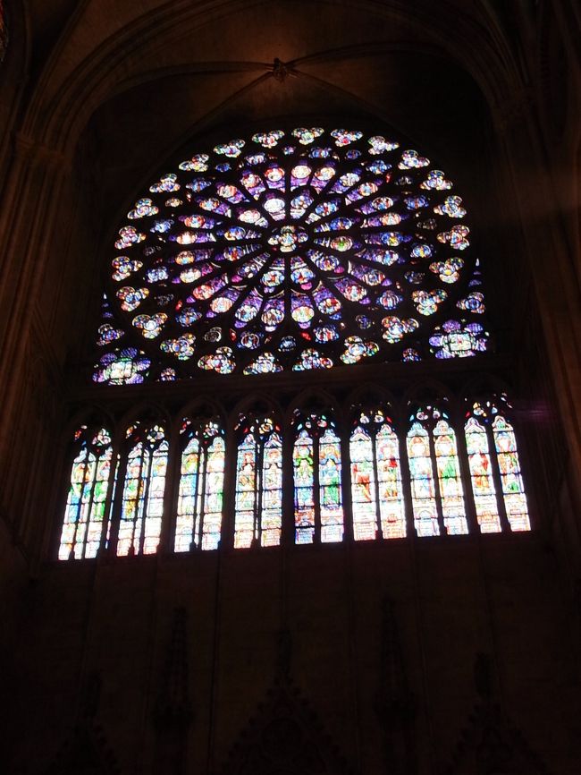 これまたステキなステンドグラス！！<br />窓の形もひとつひとつ違うんです。<br /><br />個人的にはやっぱりケルン大聖堂のステンドグラスが<br />すごかったと思いました。