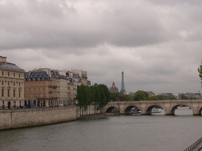 これからセーヌ沿いを歩いてルーブルを目指します。<br />エッフェルが見えるとおのずとテンションがあがりますヾ(o゜ω゜o)ノ゛