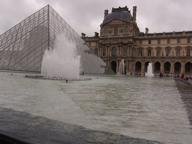 こちらが有名なピラミッド広場です。<br />前に来たときはイースターのときでピラミッドの前の<br />行列に並び小1時間程待ってからやっと入ることが<br />できましたが、今回は5分ほどで入ることができました！<br /><br />チケットも自動販売機が大量に導入されていたので<br />すぐに購入できてよかったよかった！<br /><br />現金を持っていると自動販売機ですぐに購入できるので<br />オススメです！