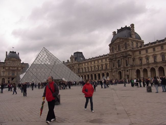 歴史的な建物と近代的なピラミッドの調和がステキです☆