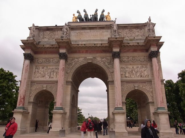 ルーブルの近くのカルーセル広場にある<br />カルーセル凱旋門。<br />１８０８年ナポレオンの勝利を記念して建てられた元祖凱旋門です。