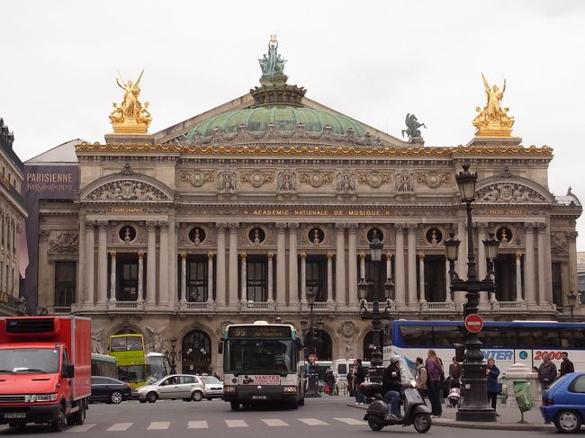 パリの建物はぜーーんぶオシャレだけど<br />やっぱりこれは別格ですね☆<br />見ると「わぁーーースゴイ！」と<br />テンションが上がってしまいます↑↑