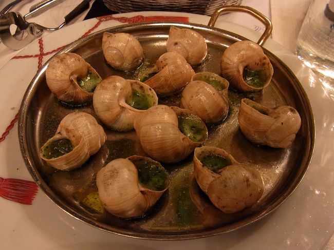 パリを発つ前にエスカルゴをいただいちゃいました！<br />バジルの味付けがおいしくってペロリと<br />たいらげちゃいました。゜(゜ノ∀｀゜)゜。