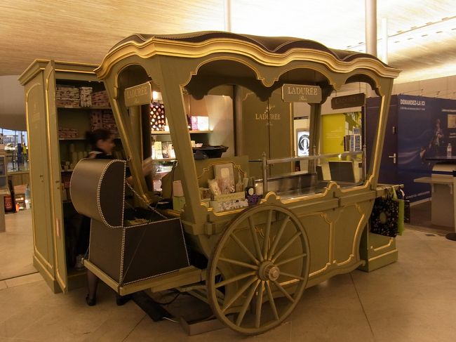 空港にあったLadureeのワゴン★<br />かわいいいいいいい(●´∀｀）