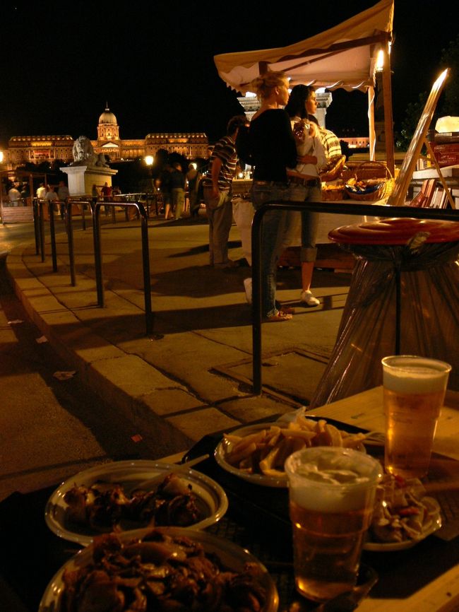 閉店間際のフードコートへ。<br />ビール片手に夜景鑑賞。