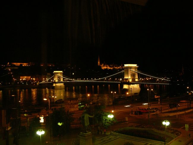 ホテルからくさり橋。