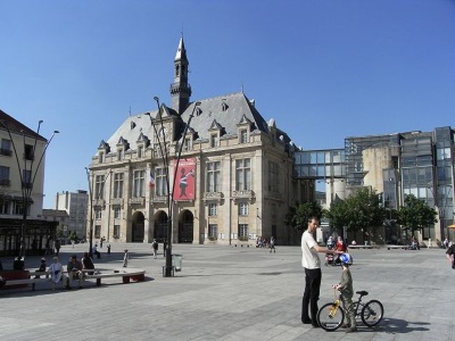 こちらはサン・ドニ地区の市庁舎。<br />流石にここら辺になると、観光客が少なくなってきます。<br />だから選んだ、というのもあるんですけどね。